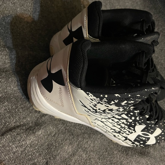Women’s Under Armour softball cleats size 11. - Picture 2 of 3